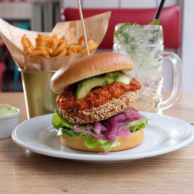 Den frække – spicy fried chicken med chili relish og frisk avocado, serveret med fritter